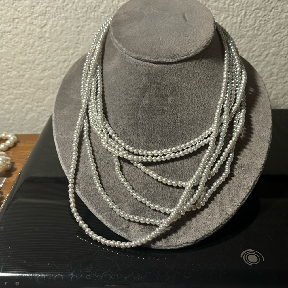 Flirty grayish white faux pearl necklace with a fabulous magnetic clasp